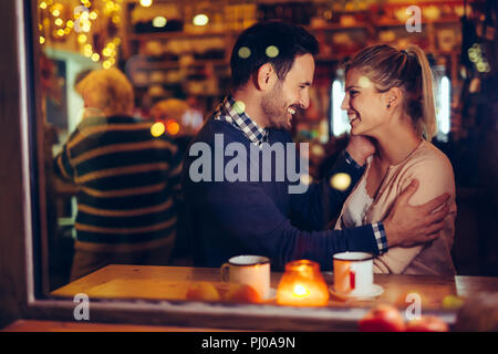 Coppia romantica dating in pub di notte Foto Stock