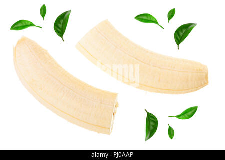 Banana tagliata a fette decorate con foglie verdi isolati su sfondo bianco. Vista dall'alto. Lay piatto. Foto Stock