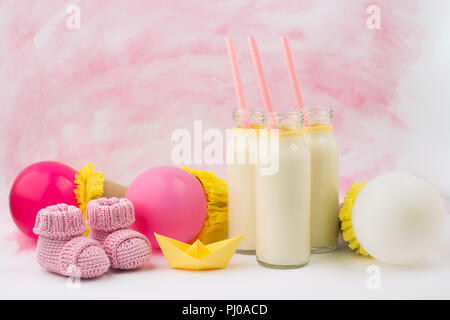 Idea decorazione per il bambino, doccia party sulla tabella. Bottiglie di latte e ballons, in attesa di una bambina Foto Stock