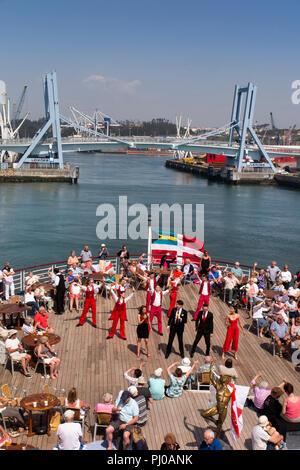 Il Portogallo, Porto, Matosinhos, Leixoes, MV Marco Polo passeggeri essendo intrattenuti sul ponte nella luce del sole Foto Stock