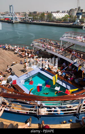 Il Portogallo, Porto, Matosinhos, Leixoes Porto, MV Marco Polo i passeggeri sul ponte soround piscina nella luce del sole Foto Stock