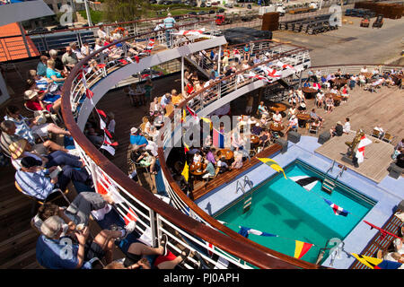 Il Portogallo, Porto, Matosinhos, Leixoes Porto, MV Marco Polo, i passeggeri sul ponte intorno swimmong pool nella luce del sole Foto Stock