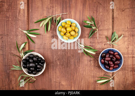 Foto aeree di varie olive in ciotole con spazio di copia Foto Stock