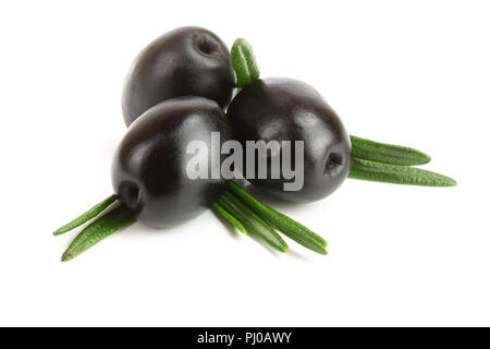 Tutto olive nere con foglie di rosmarino isolati su sfondo bianco macro. Foto Stock