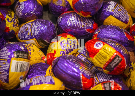 London, Regno Unito - 12 agosto 2018 - Immagine riempito con Cadbury crema di uova in un duty free shop in London Heathrow Airport Foto Stock