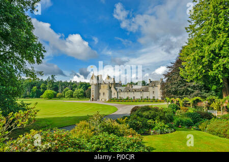 Il castello di BALLINDALLOCH BANFFSHIRE Scozia castello circondato da alberi e da estesi giardini splendidi Foto Stock