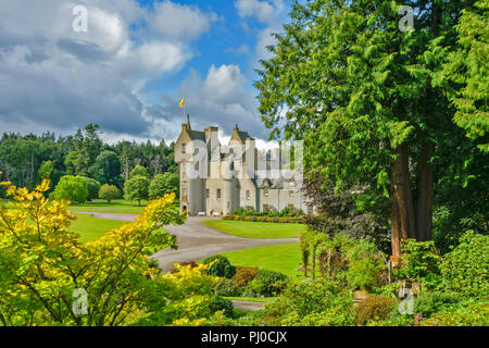 Il castello di BALLINDALLOCH BANFFSHIRE Scozia castello circondato da alberi e giardini estesi Foto Stock