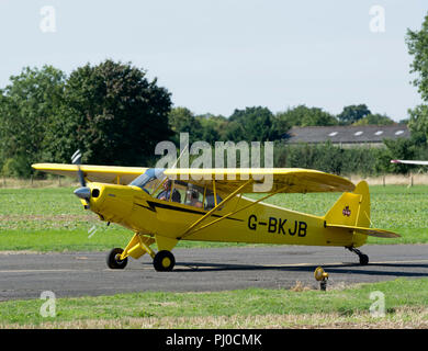 Piper PA-18-135 Super Cub a Wellesbourne Airfield, Warwickshire, Regno Unito (G-BKJB) Foto Stock