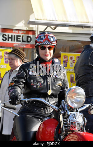 Motociclista femminile vestita d'epoca in pelle retrò al Goodwood Revival. Motocicletta Foto Stock