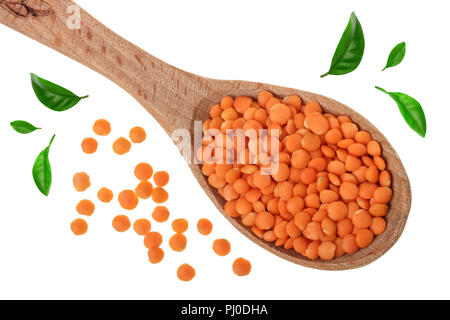 Cumulo di materie di lenticchie rosse in cucchiaio di legno decorato con foglie verdi isolati su sfondo bianco Foto Stock