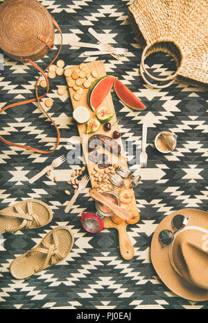 Pranzo con salsicce, frutta, formaggio brie, paté e accessori di paglia Foto Stock
