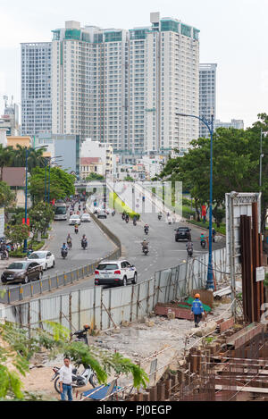 Ben Van Don Street conduce a un edificio su Doan Van Bo angolo. Un edificio moderno, strada nuova e di un sito in costruzione nella parte moderna della città di Ho Chi Minh Foto Stock