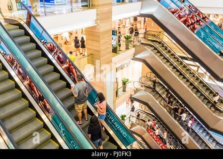 La città di Ho Chi Minh, Vietnam - 30 Aprile 2018: Diverse scale mobili andare fino in centro Vincom Shopping Mall con pochi visitatori. Foto Stock