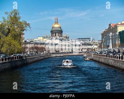Vista della cattedrale Isaakievsky sugli edifici sulle rive del fiume Moika nella città di San Pietroburgo in estate nelle giornate di sole di giorno Foto Stock