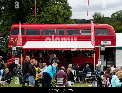 Henley-on-Thames, Regno Unito - 27 agosto 2018: un classico London bus Routemaster convertito per l'utilizzo come un mobile bar, visto qui a Henley paese C Foto Stock