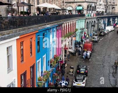 Edinburgh, Regno Unito - 10 agosto 2018: le case vivacemente colorate di JohnstoneTerrace Foto Stock