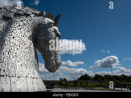 Falkirk, Regno Unito - Agosto 09 2018: i turisti intorno al Kelpies - una coppia di grande testa di cavallo statue realizzate in acciaio inossidabile dello scultore e Foto Stock