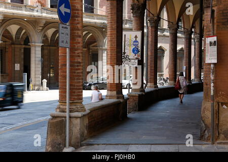 Tipici portici, Bologna, Emilia Romagna, Italia Foto Stock