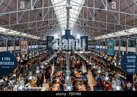 Tempo fuori mercato Lisboa è un food hall situato nel Mercado da Ribeira a Cais do Sodre a Lisbona, Portogallo. Foto Stock