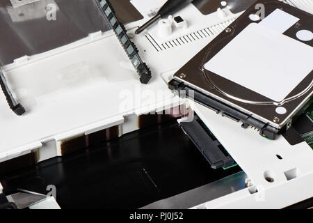 2.5Inch unità disco rigido con staffa aseembly e SATA slot sul pannello di accesso del computer portatile per aggiornamento hardware. Foto Stock