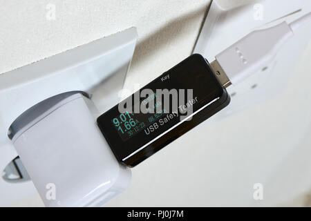 Digitale USB multimetro di alimentazione di corrente e di tensione del monitor Foto Stock