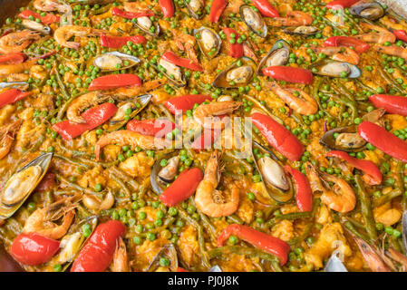 La paella di frutti di mare su una padella larga, vicino. Copia spazio per testo / logo. Foto Stock