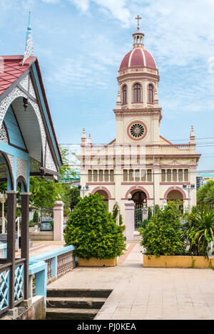 Chiesa di Santa Cruz (noto come Kudi mento), un tempio cattolico in Kudichin (Kudeejeen) quartiere, Thon Buri district, Bangkok, Thailandia. In verticale Foto Stock