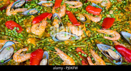 La paella di frutti di mare con gamberi e conchiglie. Primo piano. Foto Stock