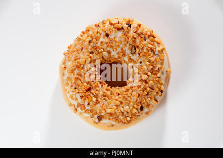 Donut su sfondo bianco con vista superiore Foto Stock