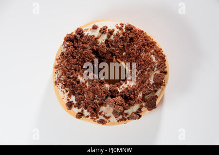 Donut su sfondo bianco con vista superiore Foto Stock