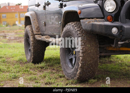 Copenhagen, Danimarca - 1 Settembre 2018: Close up di sporco Jeep Wrangler dopo la guida pesante off-road nel terreno umido. Le ruote sono sporchi di fango e sporcizia. S Foto Stock