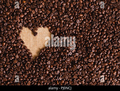 Amore di caffè, simbolo dell'amore, della forma del cuore da chicchi di caffè Foto Stock