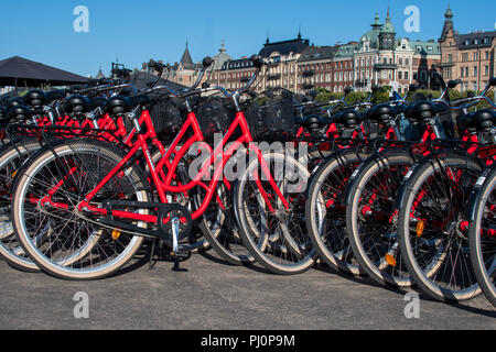 Biciclette rosse, impilati insieme, pronto a noleggiare, Stoccolma, Svezia. Settembre 2018 . Foto Stock