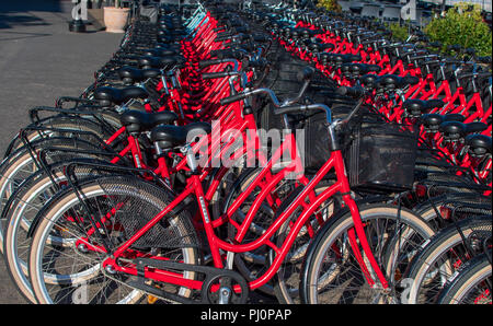 Biciclette rosse, impilati insieme, pronto a noleggiare, Stoccolma, Svezia. Settembre 2018 . Foto Stock