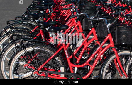 Biciclette rosse, impilati insieme, pronto a noleggiare, Stoccolma, Svezia. Settembre 2018 . Foto Stock