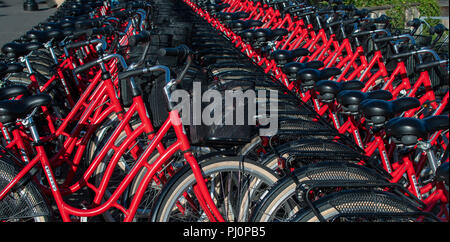 Biciclette rosse, impilati insieme, pronto a noleggiare, Stoccolma, Svezia. Settembre 2018 . Foto Stock