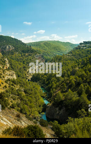 Vista sulle montagne e la vallata del fiume Jucar di Cuenca in Spagna. Vista dal Belvedere Ventano del Diablo in una giornata di sole. Foto Stock