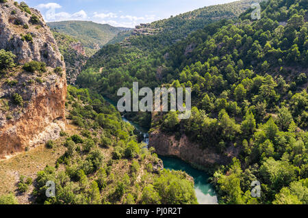 Vista sulle montagne e la vallata del fiume Jucar di Cuenca in Spagna. Vista dal Belvedere Ventano del Diablo in una giornata di sole. Foto Stock