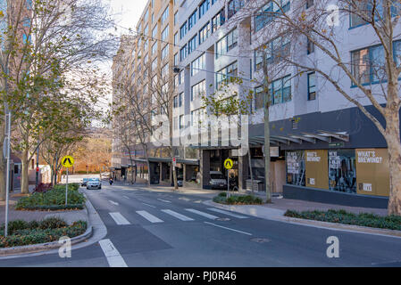 Guardando verso il basso Albion Street verso Elizabeth Street nel quartiere di Surry Hills nella parte interna di Sydney, Australia Foto Stock