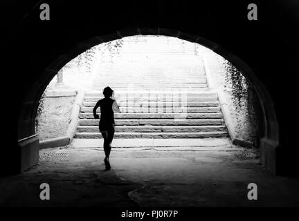 Jogging donna nel sottopassaggio, Central Park di New York, Stati Uniti d'America Foto Stock