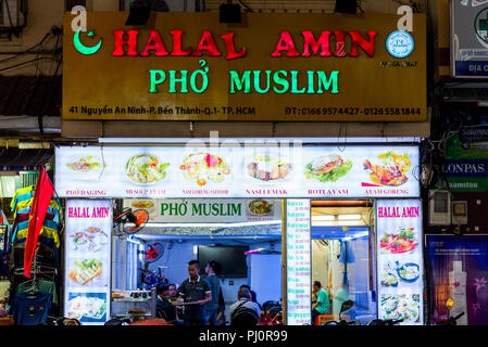 Ho Chi Minh, Vietnam - Aprile 27, 2018: cibo Halal ristorante 'Halal Amin - Pho" musulmano con il segno annuncia una versione halal di zuppa Pho. Foto Stock