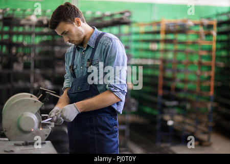 Uomo al lavoro in fabbrica Foto Stock