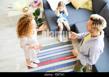 I genitori sostenendo Foto Stock