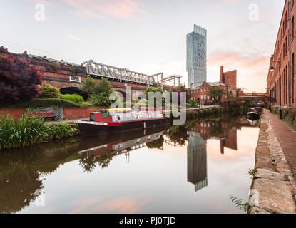 Vista lungo la Rochdale Canal dal bacino di Castlefield a Manchester e guardando verso l'Hilton Hotel (Beetham Tower) e il ponte ferroviario Foto Stock