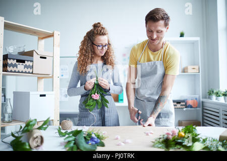 Fioristi rendendo mazzetto Foto Stock