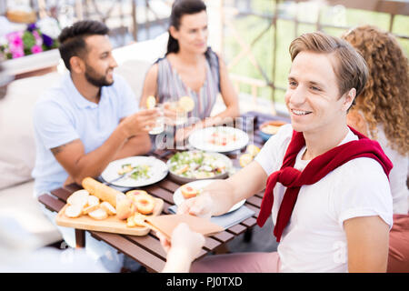 L'uomo prestando il check in Cafe Foto Stock