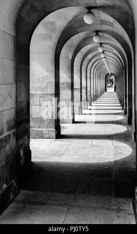 Guardando attraverso le arcate della Biblioteca centrale di Manchester in Piazza San Pietro Foto Stock