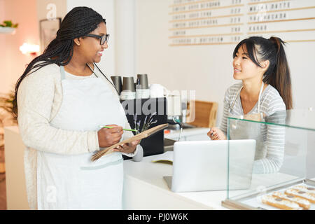 Cameriere in cafe Foto Stock