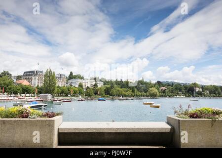 Piacevole vista del lago di Ginevra con alcune barche ed edifici, Losanna, Svizzera Foto Stock