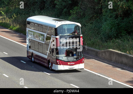 Nuovi autobus completamente elettrici a due piani; Lothian Electric Bus 2018 Volvo B5Tl (B5) Volvo SJ18NFA mezzi di trasporto sulla M6 a Lancaster, Regno Unito Foto Stock